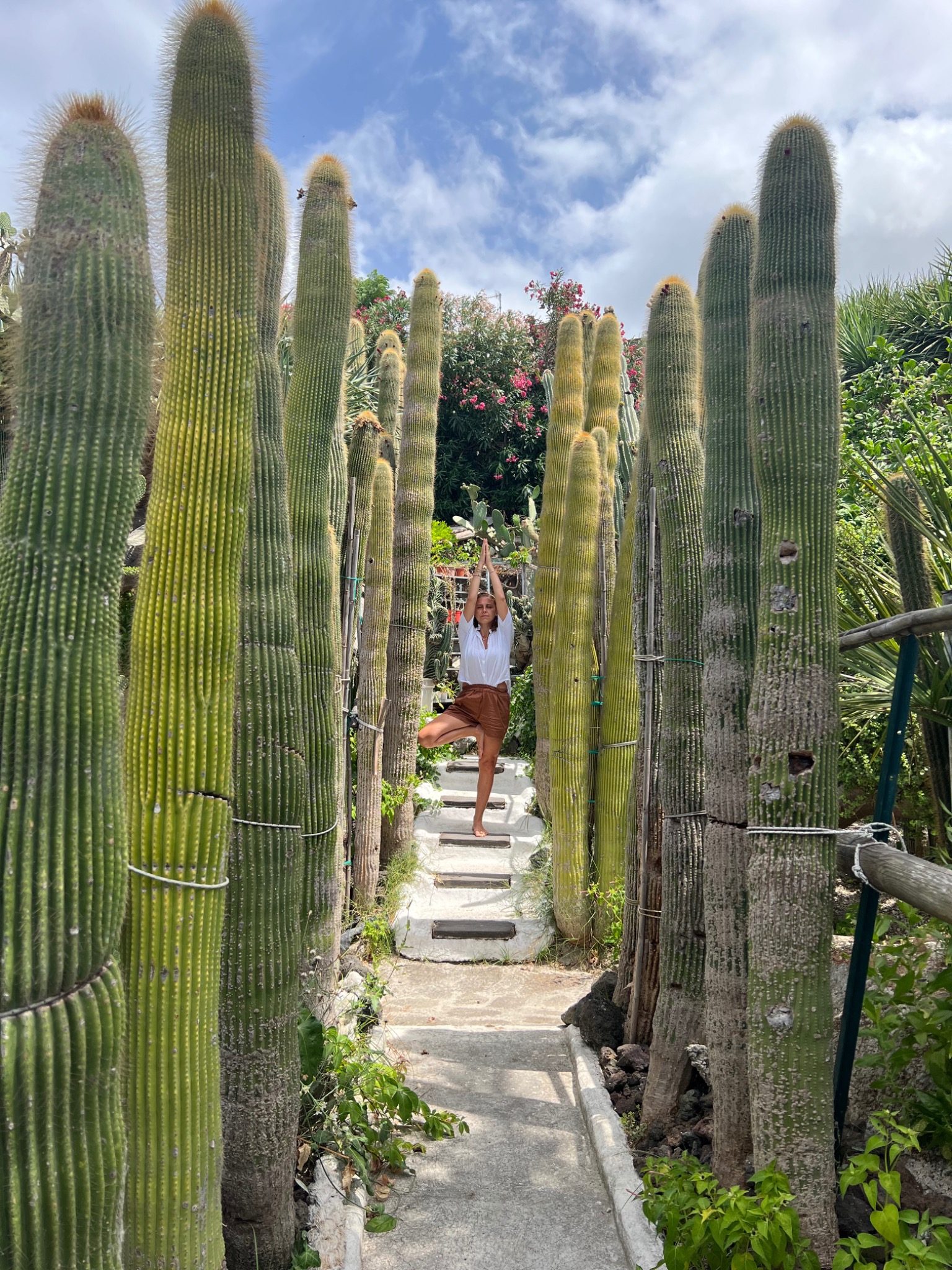 Chiara pratica yoga nella natura